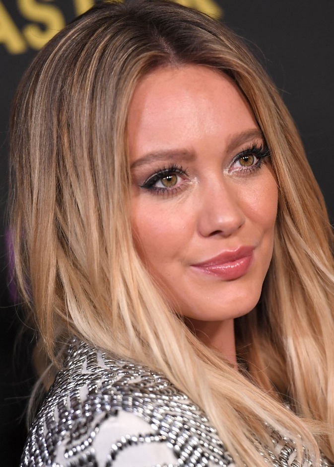 أجدد مستحضرات التجميل لمكياج عصري بأسلوب هيلاري داف  Hilary Duff - الصورة من حسابها على انستغرام