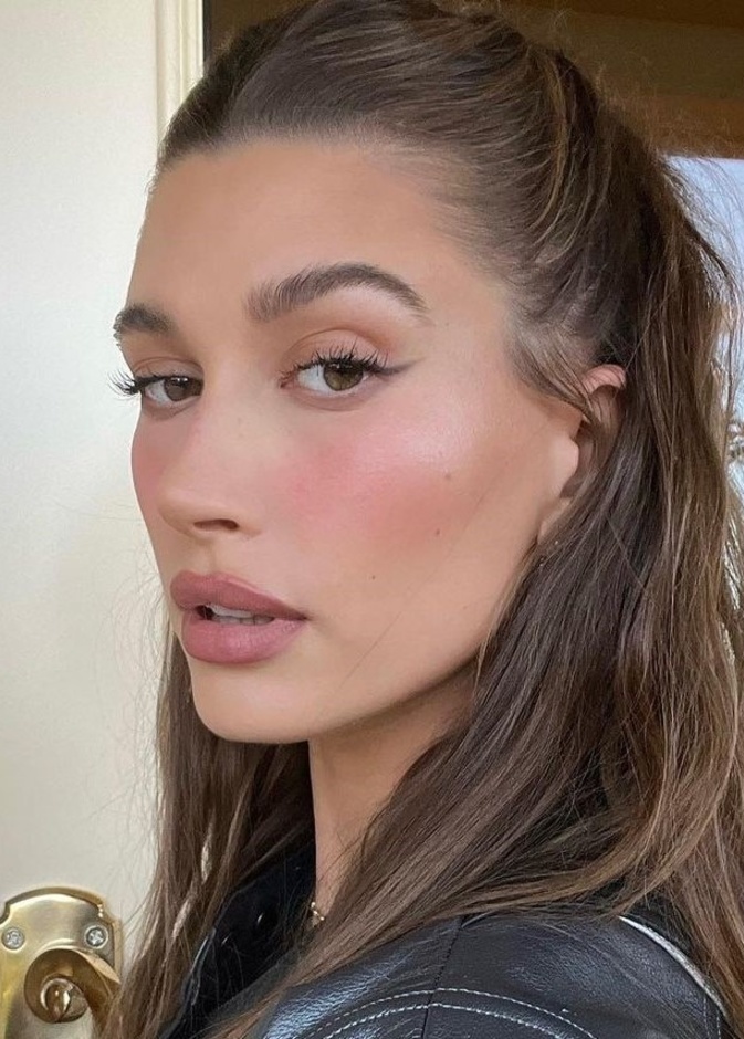 أحدث صيحات تطبيق البلاشر بشكل W على طريقة هايلي بيبر Hailee Bieber - الصورة من حسابها على انستغرام