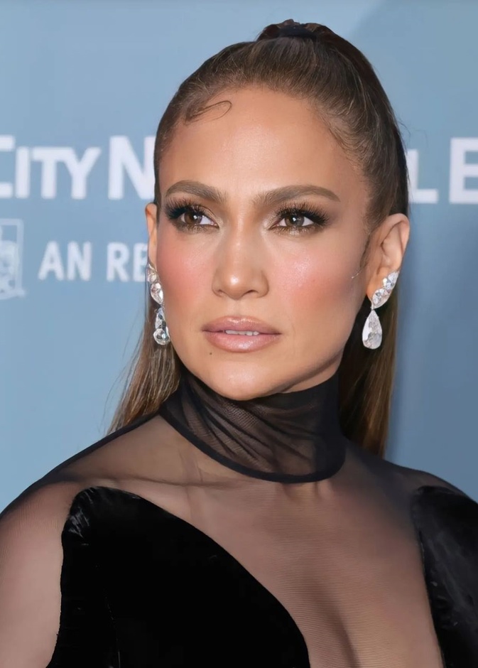 4 صيحات جمالية برزت في أحدث إطلالات جينيفر لوبيز وهذه طرق تطبيقها