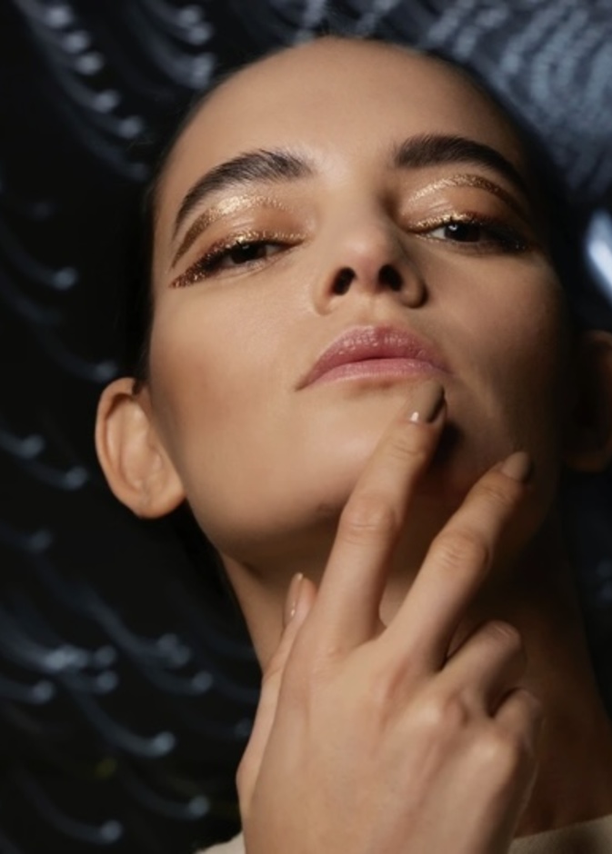 الآيلاينر الغرافيكي يعد موضة مكياج صيف 2022