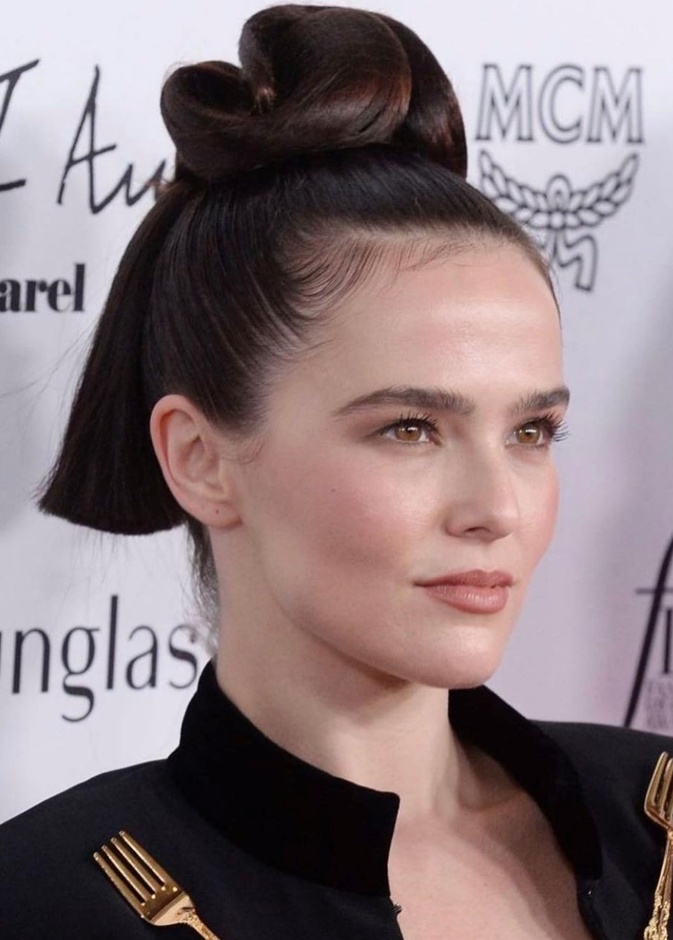الكعكة العالية و تسريحات شعر راقية للعيد بأسلوب Zoey Deutch