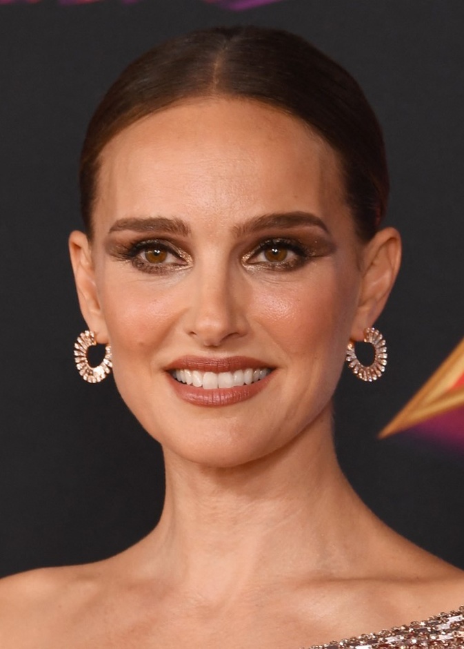 صيحات المكياج السموكي البرونزي بالخطوات بأسلوب ناتالي بورتمان