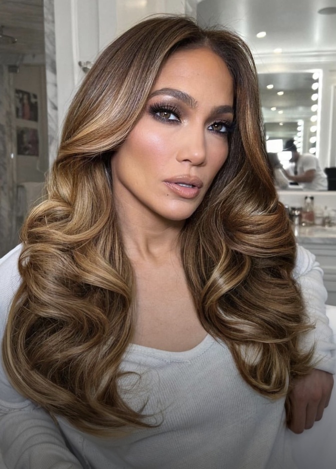 أجمل تسريحات الشعر الطويل لصيف 2022 على طريقة Jennifer Lopez