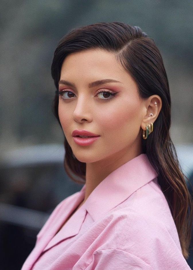 تسريحات شعر مبللة وريترو بأسلوب نتالي فنج