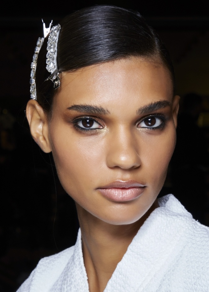 تسريحات شعر مع اكسسوارات الدبابيس البراقة من دار Tom Ford