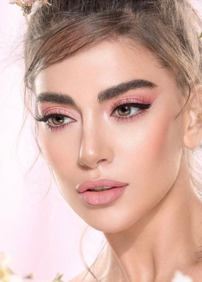 أساليب جديدة بالمكياج لمناسبات صيف 2022