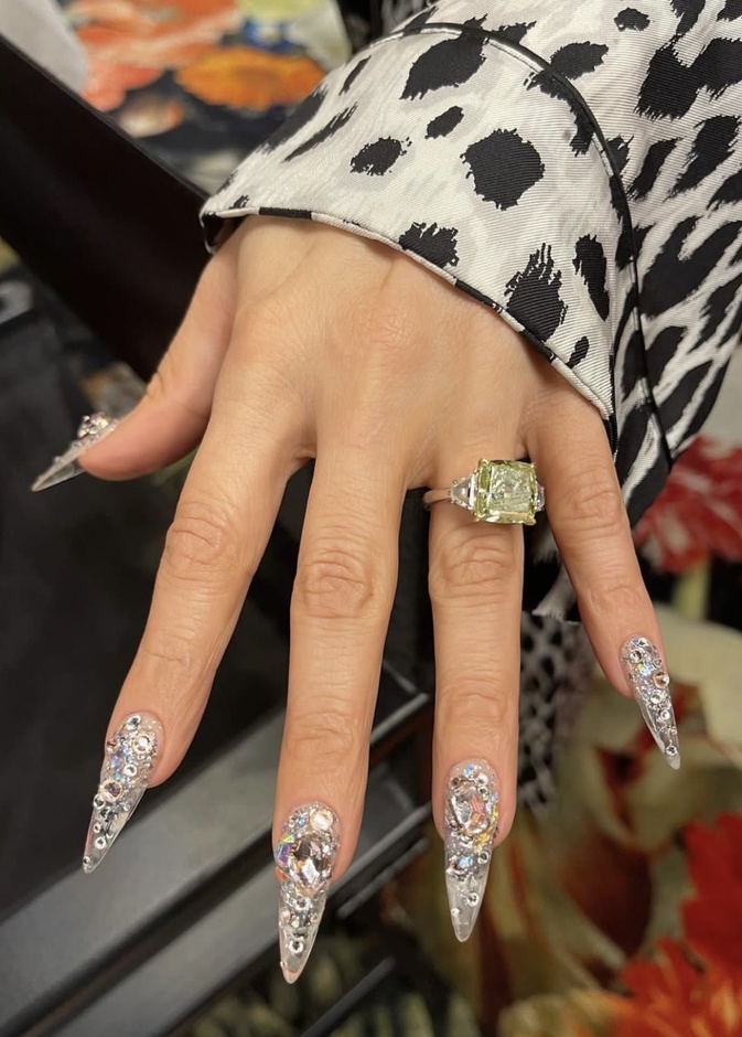 صيحة الماس على الأظافر  مع جينيفر لوبيز - الصورة من حساب Tom Bachik على انستغرام