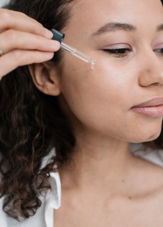 طرق عمل سيروم طبيعي من الزعفران للحصول على بشرة نضرة