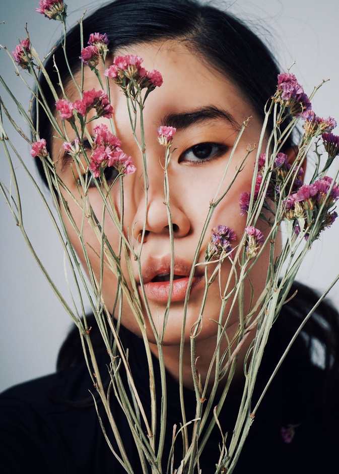 ماء الورد من المكونات التي تزيل المكياج بلطف