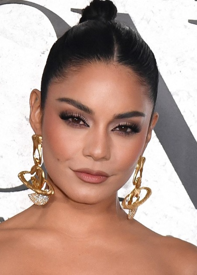 إطلالات جمالية جذابة للنجمات في حفل  Tony Awardsلعام 2022..استوحي منهن