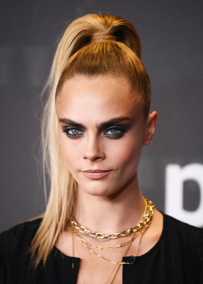Cara Delevingne وتسريحة عصرية من ربطة ذيل الحصان