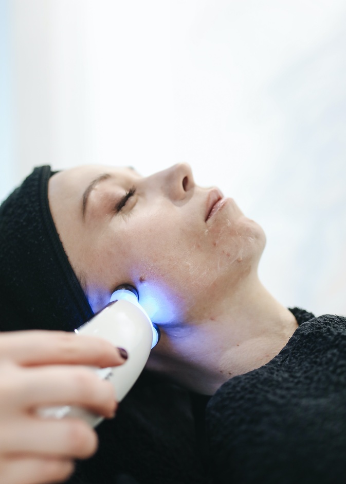 أفضل علاج لتقشر البشرة بتقينات التجميل وأهم أضراره