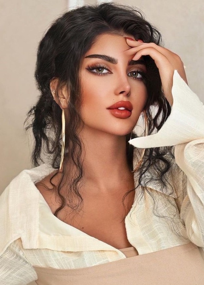 إطلالات جمالية جريئة استوحيها من ملكة كابلي بعد تشبيه ملامحها بـ نورمان أسعد