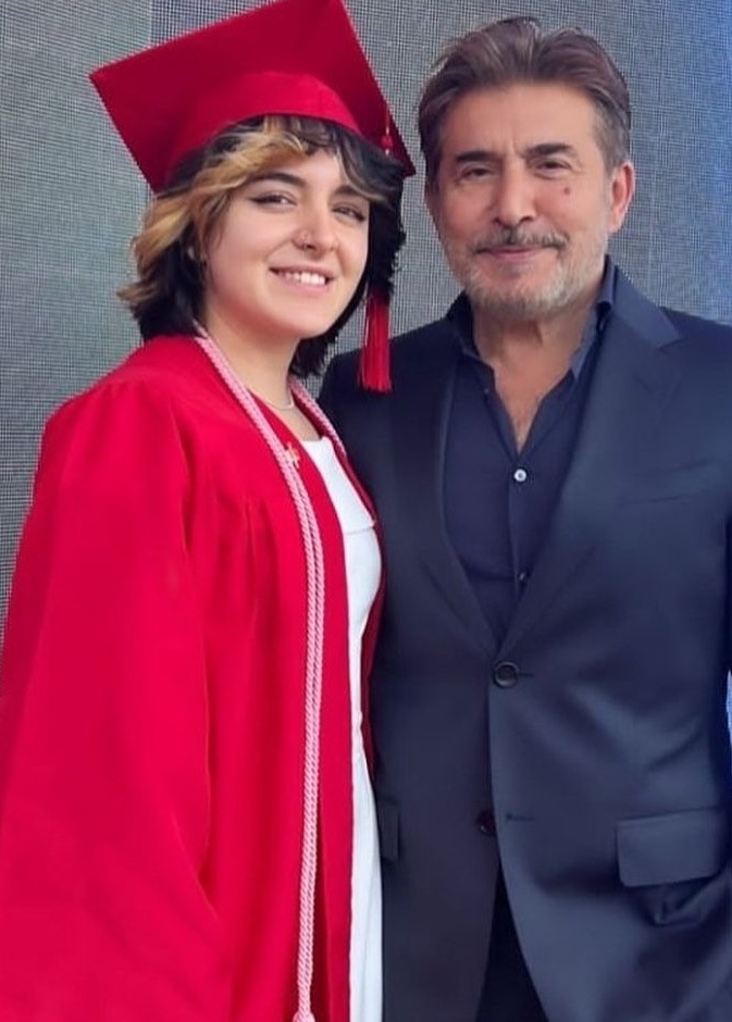 عابد فهد وزوجته زينة يازجي يحتفلان بتخرج ابنتهما