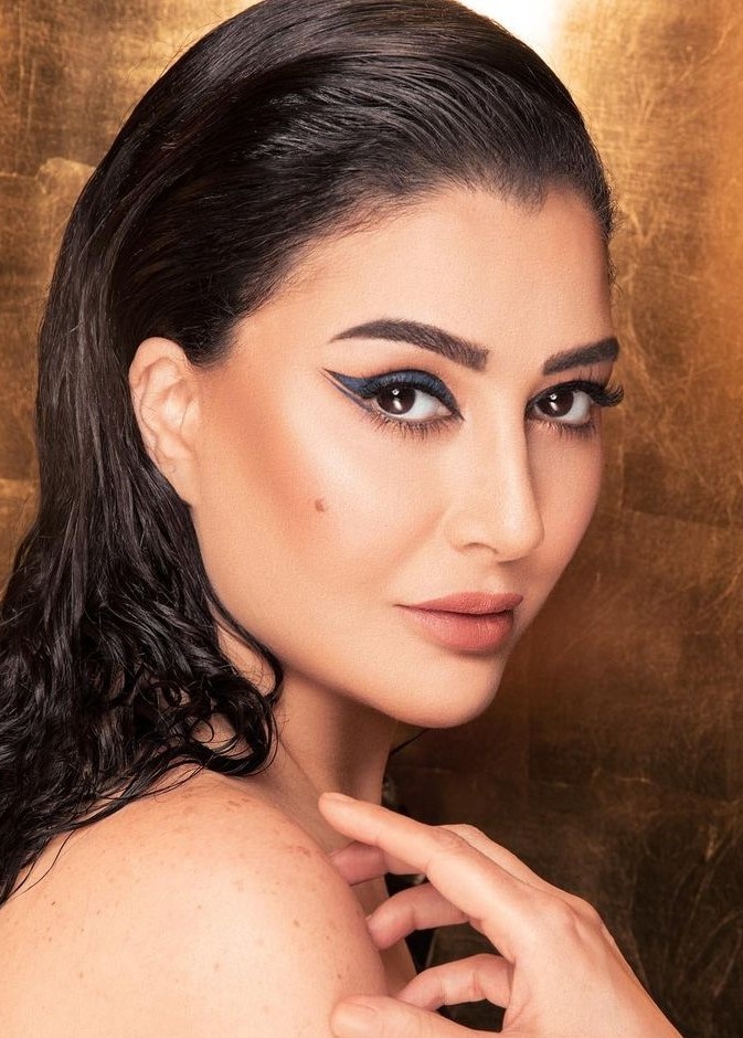 رسمات آيلانير عصرية للمرأة الخمسينية من وحي غادة عبد الرازق 2022