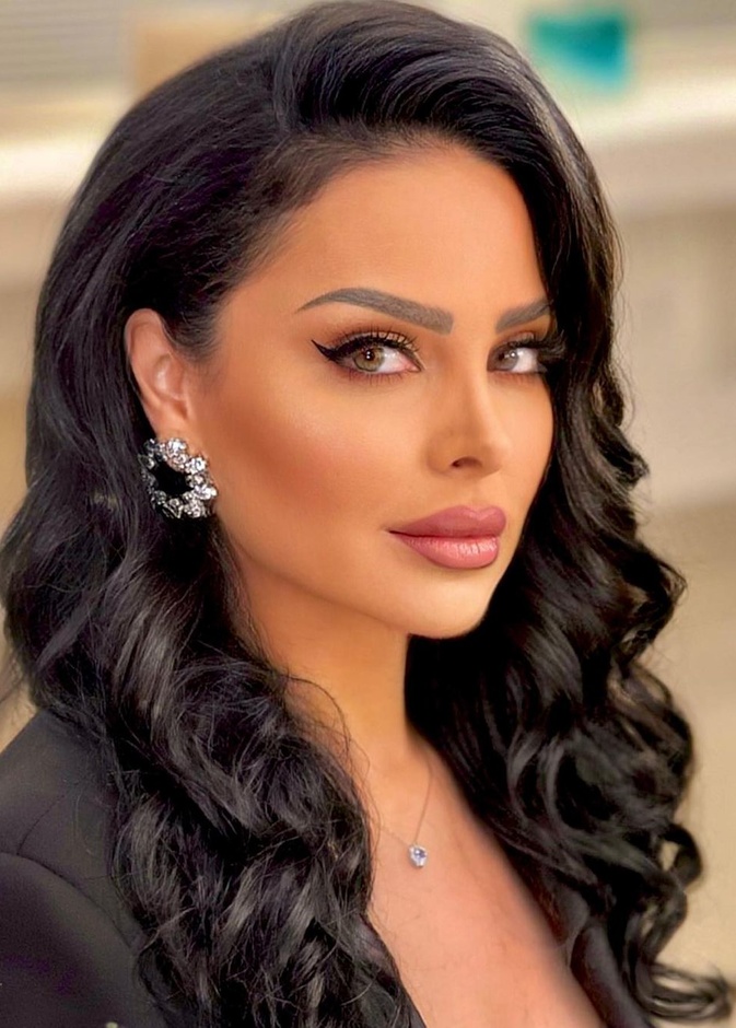 تألقي بأحدث إطلالات جمالية لافتة للسهرات بأسلوب ديانا كرزون