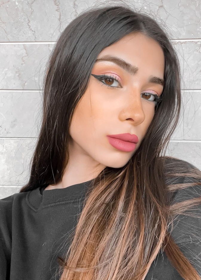ابنة نوال الزغبي تُعلمك بالفيديو كيفية تطبيق مكياج ملون للصبايا