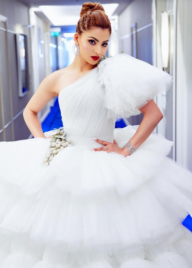 اطلالات العروس بالابيض انستقرام@urvashi rautela