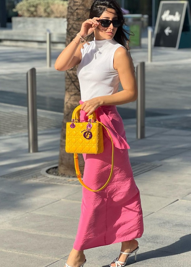 طرق تنسيق الألوان الجريئة في إطلالة واحدة من وحي أسيل عمران