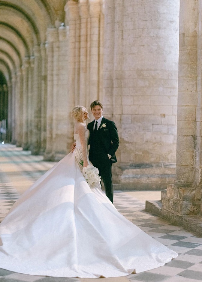 شاهدوا صور زفاف المغنية والممثلة البريطانية بيكسي لوت