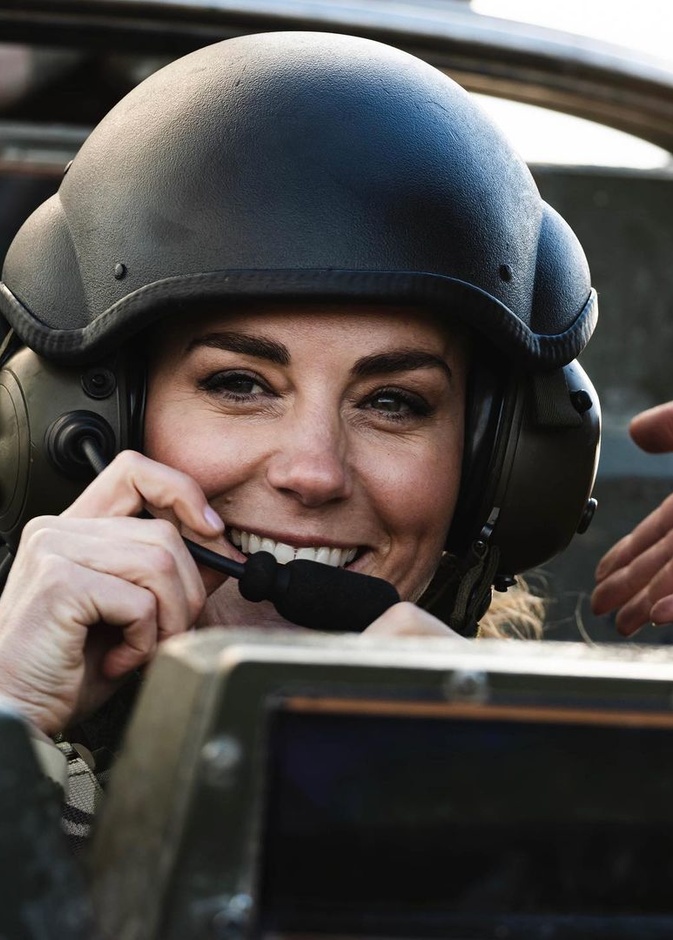 كيت ميدلتون تقدم التحية للقوات المسلحة البريطانية