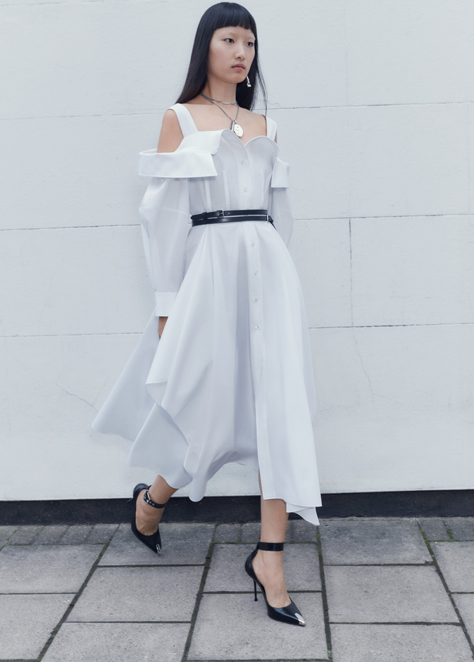  رحلة الابتكار مع تشكيلة ALEXANDER MCQUEEN لموسم ما قبل خريف وشتاء 2022