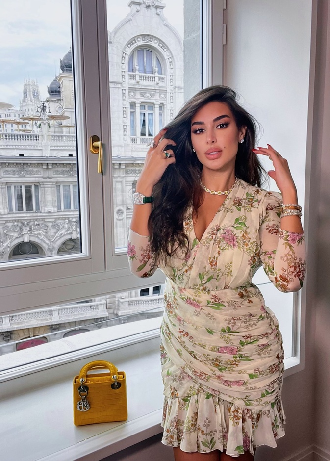 ياسمين صبري تعود الى الفساتين بالنقشات الملونة وتلفت الأنظار بهذا التغيير