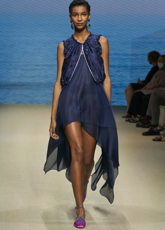 تنسيق إطلالات باللّون الكحلي صيحة موسم صيف 2022 بأسلوب Giorgio Armani