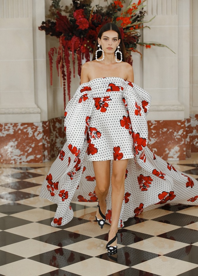 فساتين بنقشة الورود صيحة موسم صيف 2022 بأسلوب Carolina Herrera