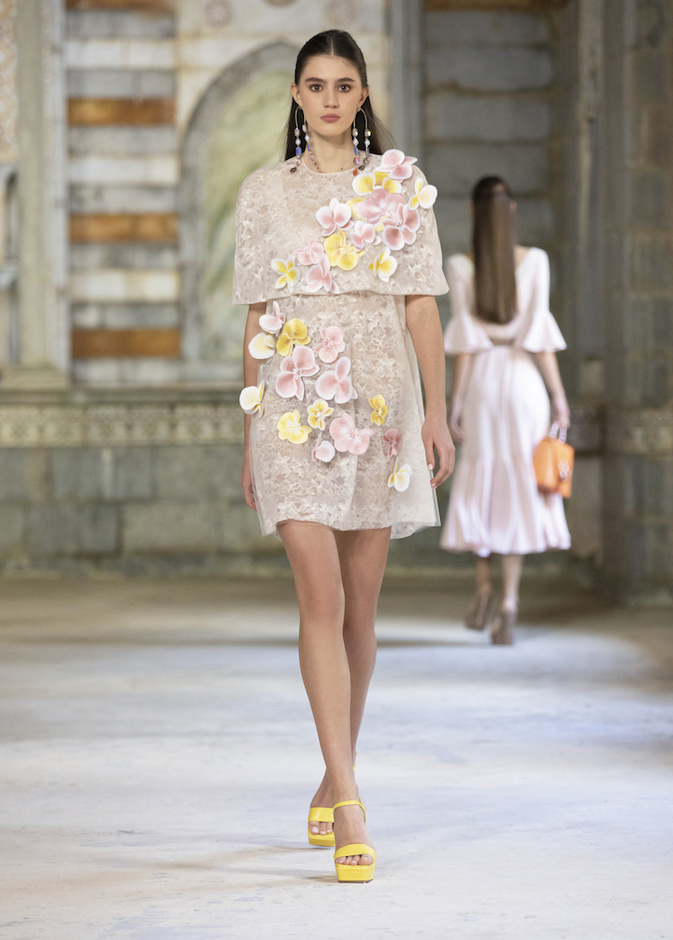 الأنوثة والأسلوب المرهف بفستان راقي وقصير من تصميم Georges Hobeika