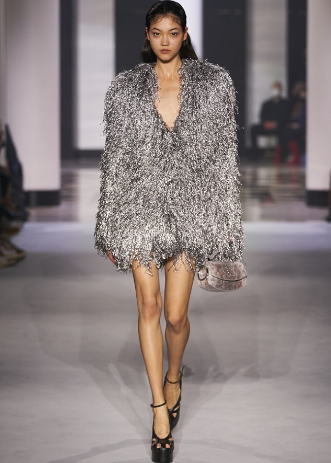 تنسيق إطلالات مع اللّون الفضي للوكة مميّز لصيف 2022 من Lanvin