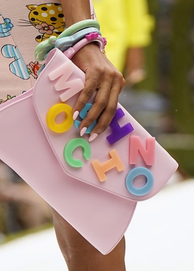 حقائب باللّون الزهري رائجة لصيف 2022 من Moschino