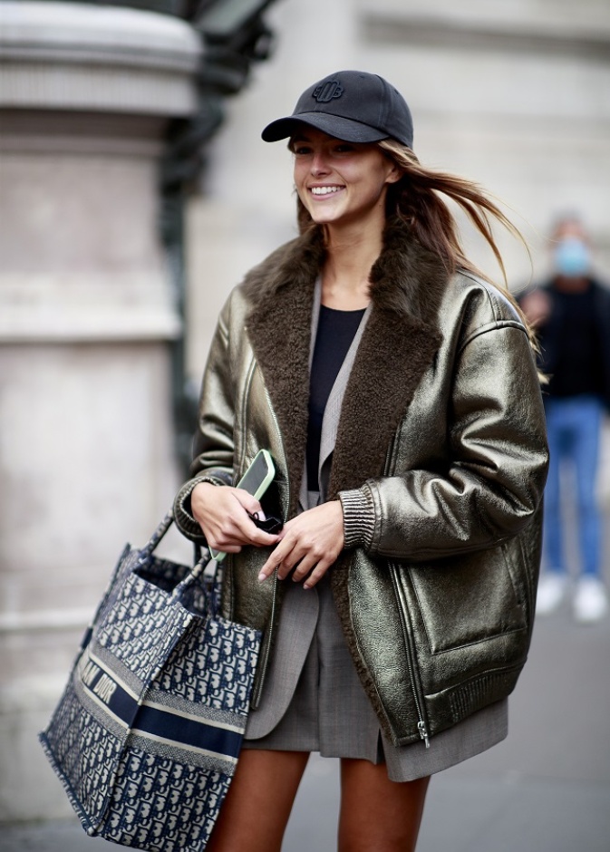 حقائب يد كبيرة 2022 رائجة بتنسيقات مختلفة بأساليب متنوعة من Street style
