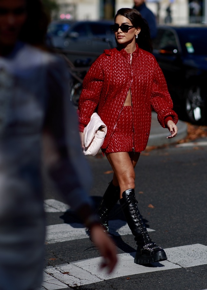 تنسيق إطلالات باللّون الأحمر للوك عصري لافت بأسلوب Street style