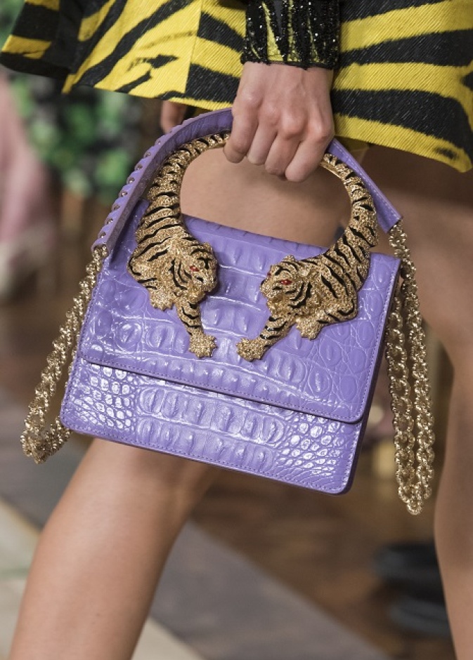 موديلات حقائب باللّون البنفسجي صيحة صيف 2022 من Roberto Cavalli