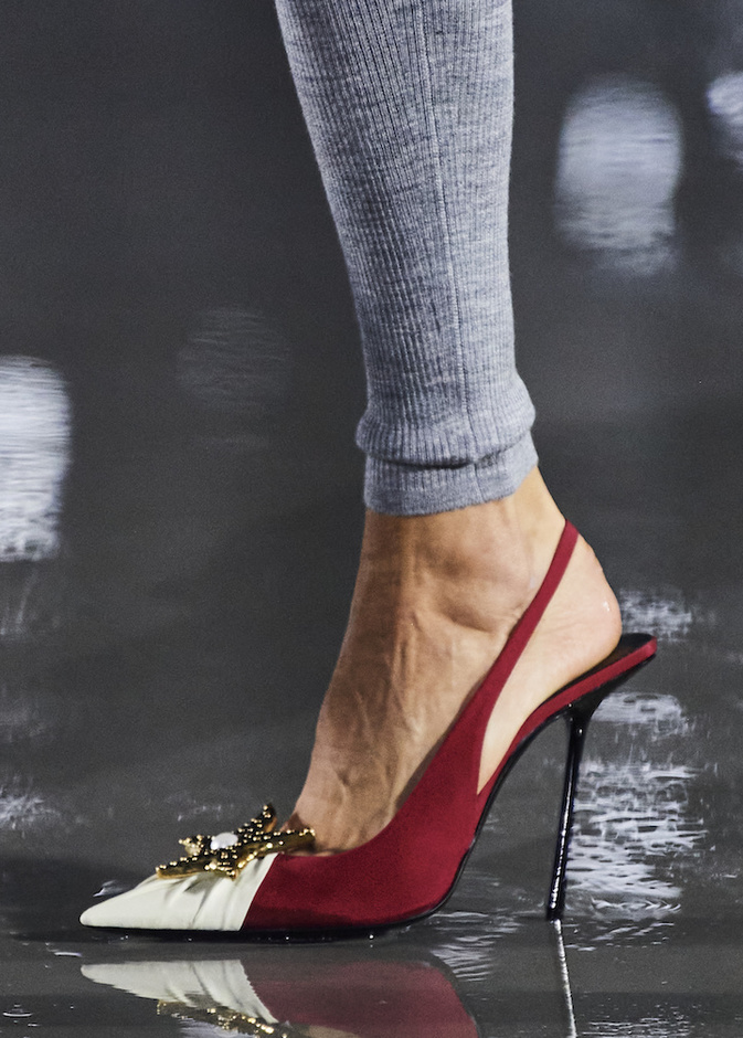 الأكسسوارات المعدنية الجذابة برزت بحذاء مدبب بالأبيض والأحمر من Saint Laurent