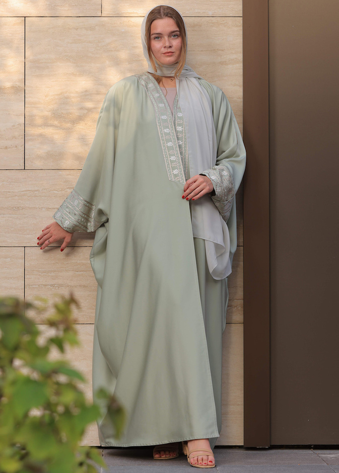 تطريزات ناعمة زيّنت العباية الراقية باللون الأخضر الفاتح من Shamla Abayas