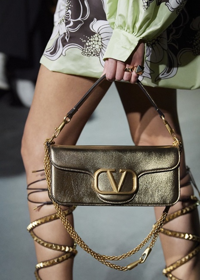 موديلات حقائب برونزية مميّزة صيحة صيف 2022 بأسلوب Valentino