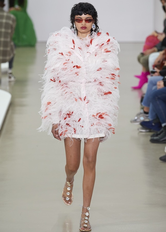 تنسيق الأحمر مع الابيض للوك شيك لافت بأسلوب Giambattista valli