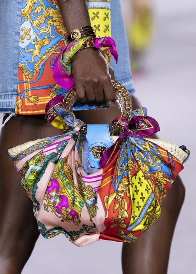 تصاميم حقائب متنوعة الألوان لإطلالة لافتة من Versace