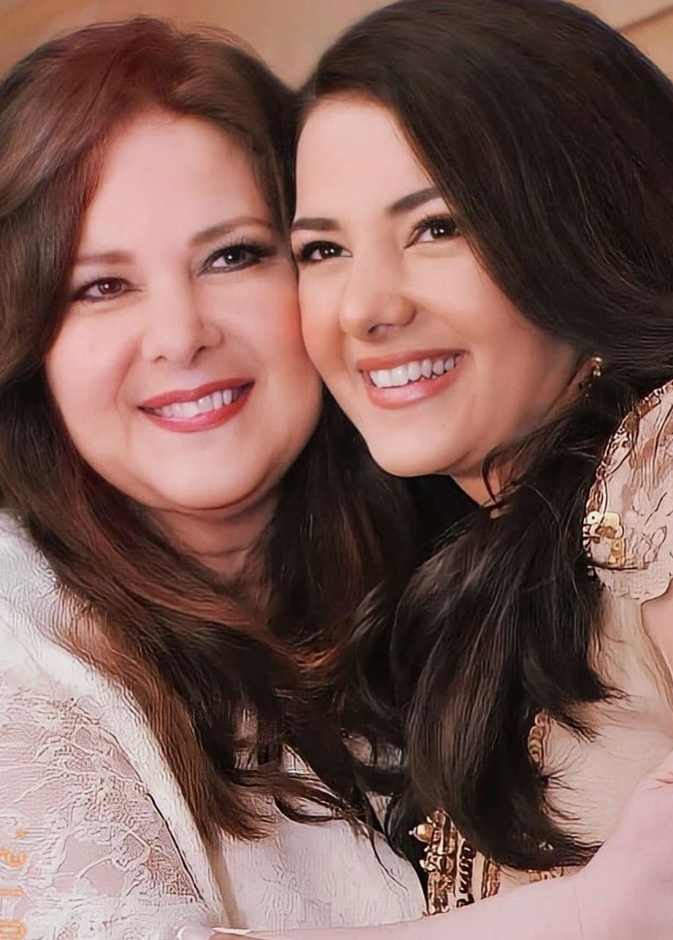 دلال عبد العزيز وابنتها دنيا 