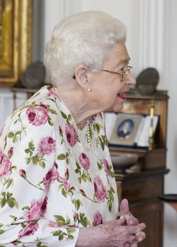 ملكة بريطانيا تظهر بتصفيفة شعر جديدة في أحدث ظهور لها