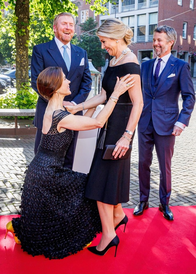 وسائل الإعلام تصف الأميرة ماري بسندريلا بعد انزلاق حذائها في أحدث ظهور لها