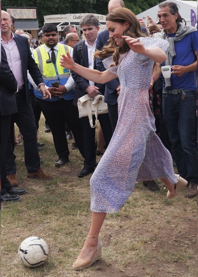 كيت ميدلتون تستعرض مهارتها في كرة القدم في ظهور رسمي جديد