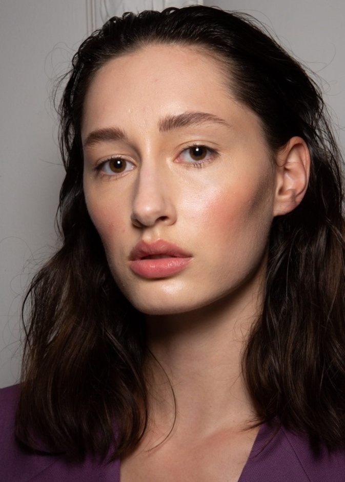 فوائد ماسك الفراولة وزيت اللوز للبشرة في الصيف