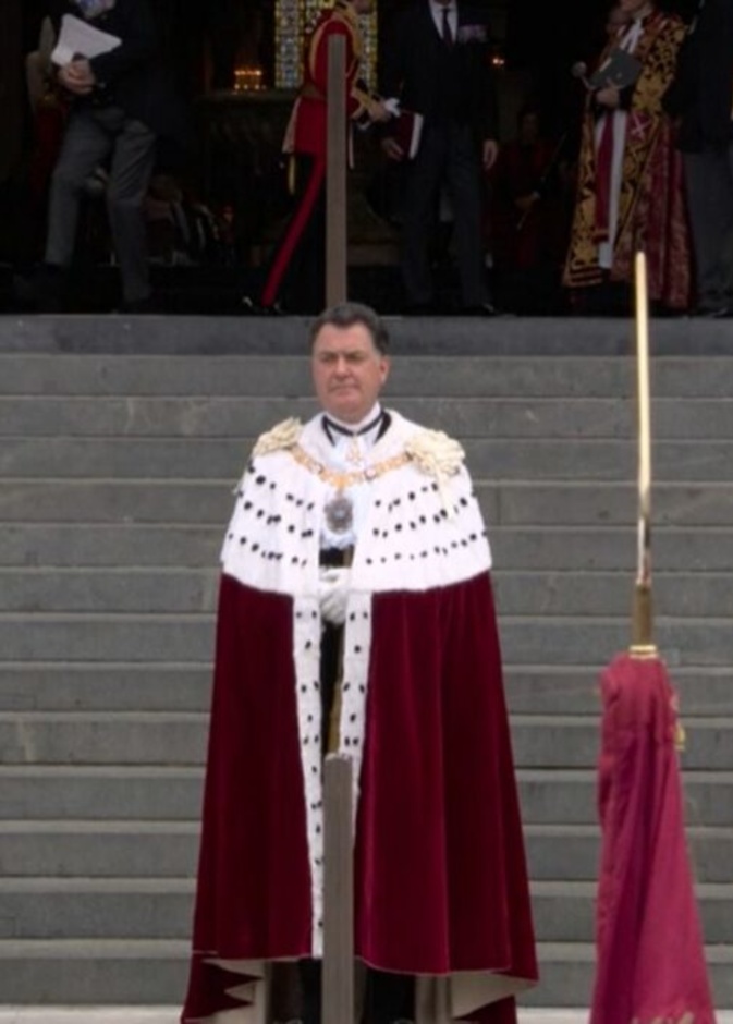 لماذا يوضع السيف الرمزي أمام كاتدرائية سانت بول عند زيارة العائلة المالكة؟