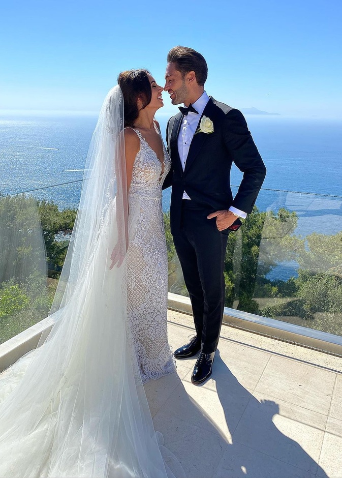 الممثلة البريطانية جيوفانا فليتشير تحتفل بزفاف شقيقها الأصغر بصور من حفل زفافه