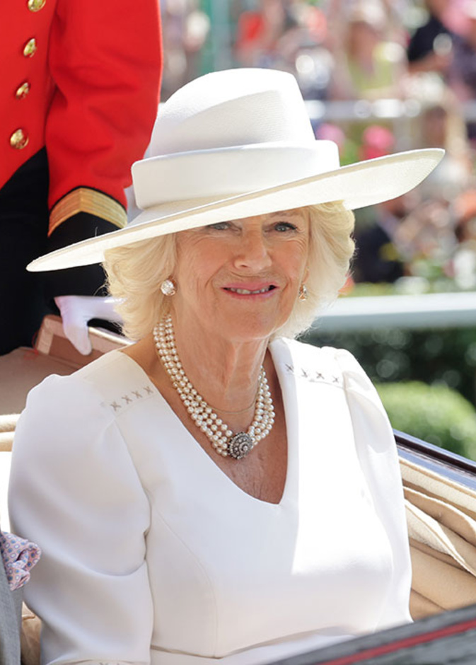 الأمير تشارلز يجلس بجواره في العربة الأولى زوجته كاميلا دوقة كورنوال