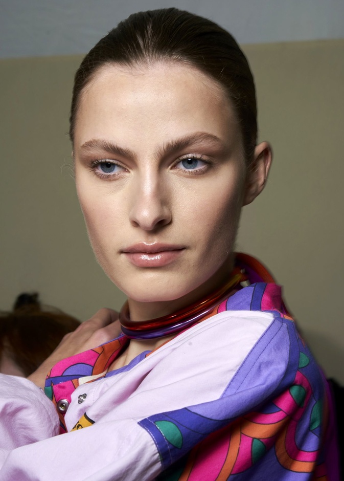 حيل جمالية لتوسيع سحبة العيون المبطنة باستخدام الماسكارا