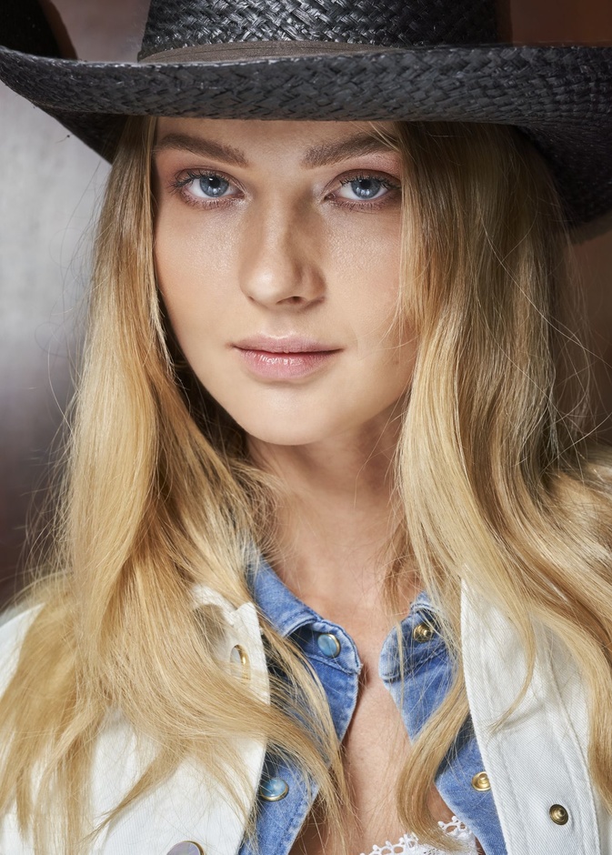 حيل لتوسيع العيون الصغيرة بتطبيق رسمات مكياج نيود مناسب لساعات النهار